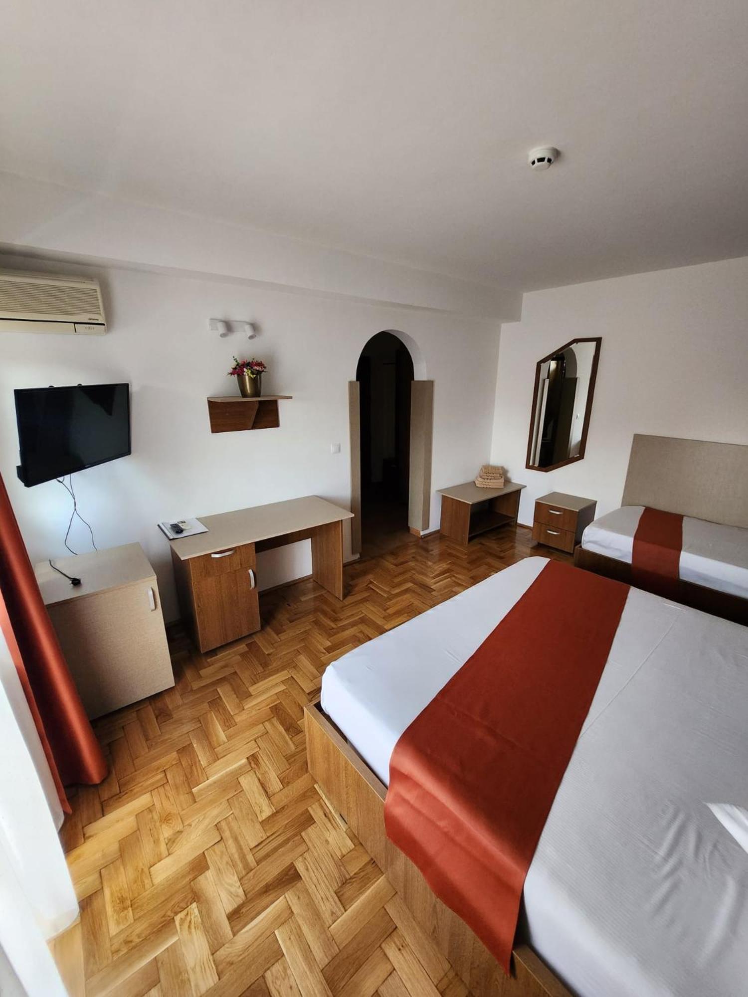 Complex Ramiro Hotel Suceava Bagian luar foto