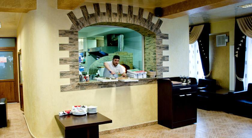Complex Ramiro Hotel Suceava Bagian luar foto